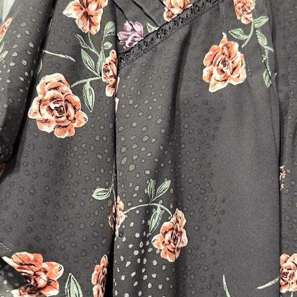 Torrid size 2 (2X) gray floral smocked short flutter sleeve top FLAW - Picture 3 of 10